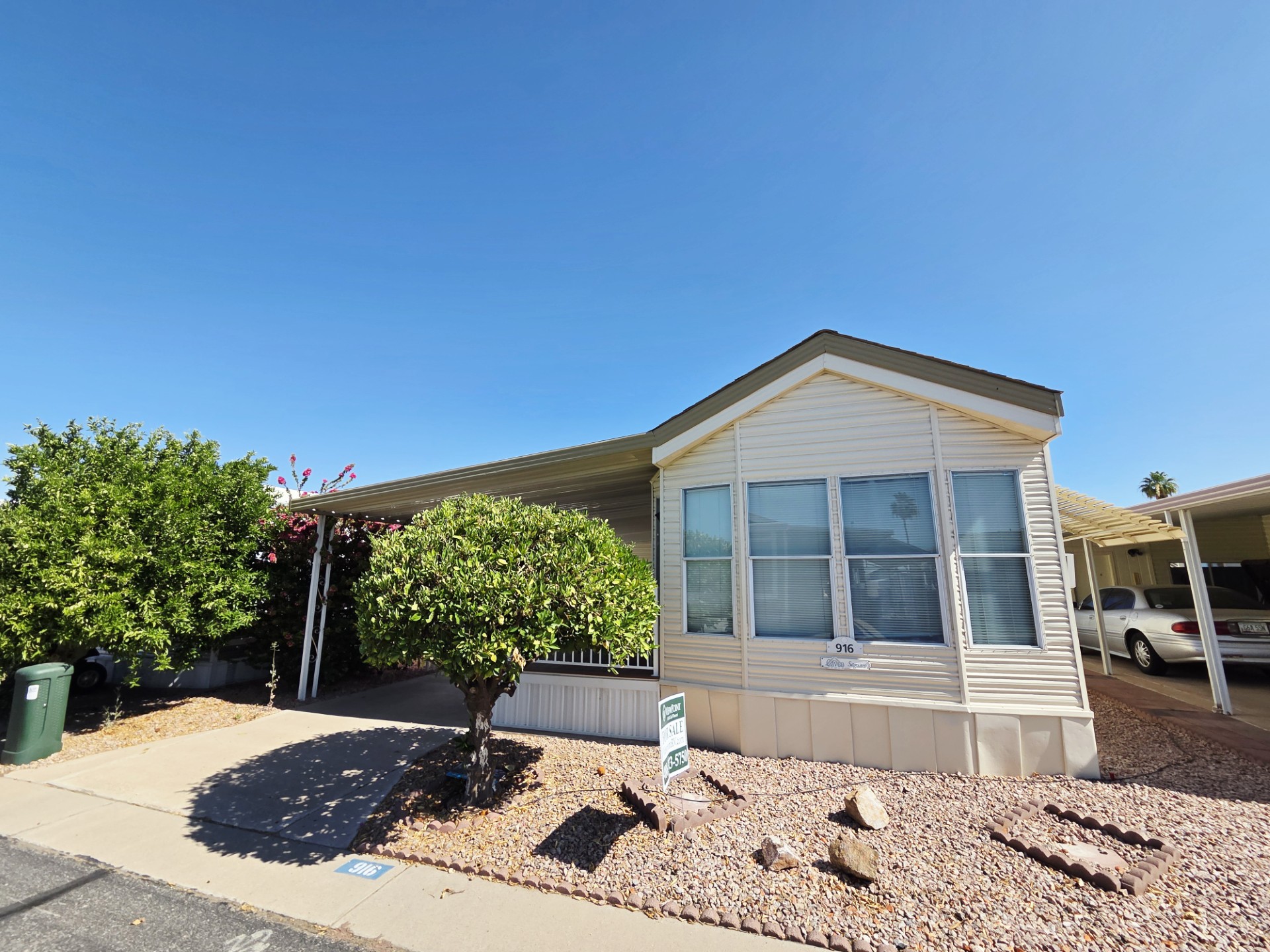 Fully furnished Park Model #916